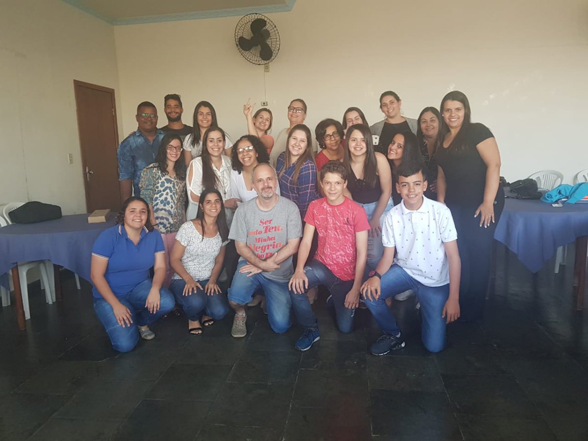 Turma do Curso de Libras Básico reunida em sala, em Formiga.