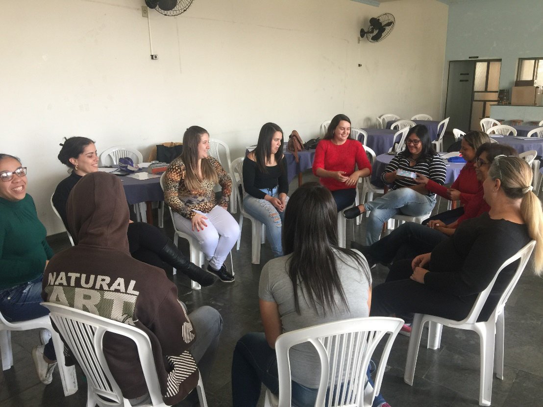 Participantes do Curso de Libras Intermediário em roda de conversa.