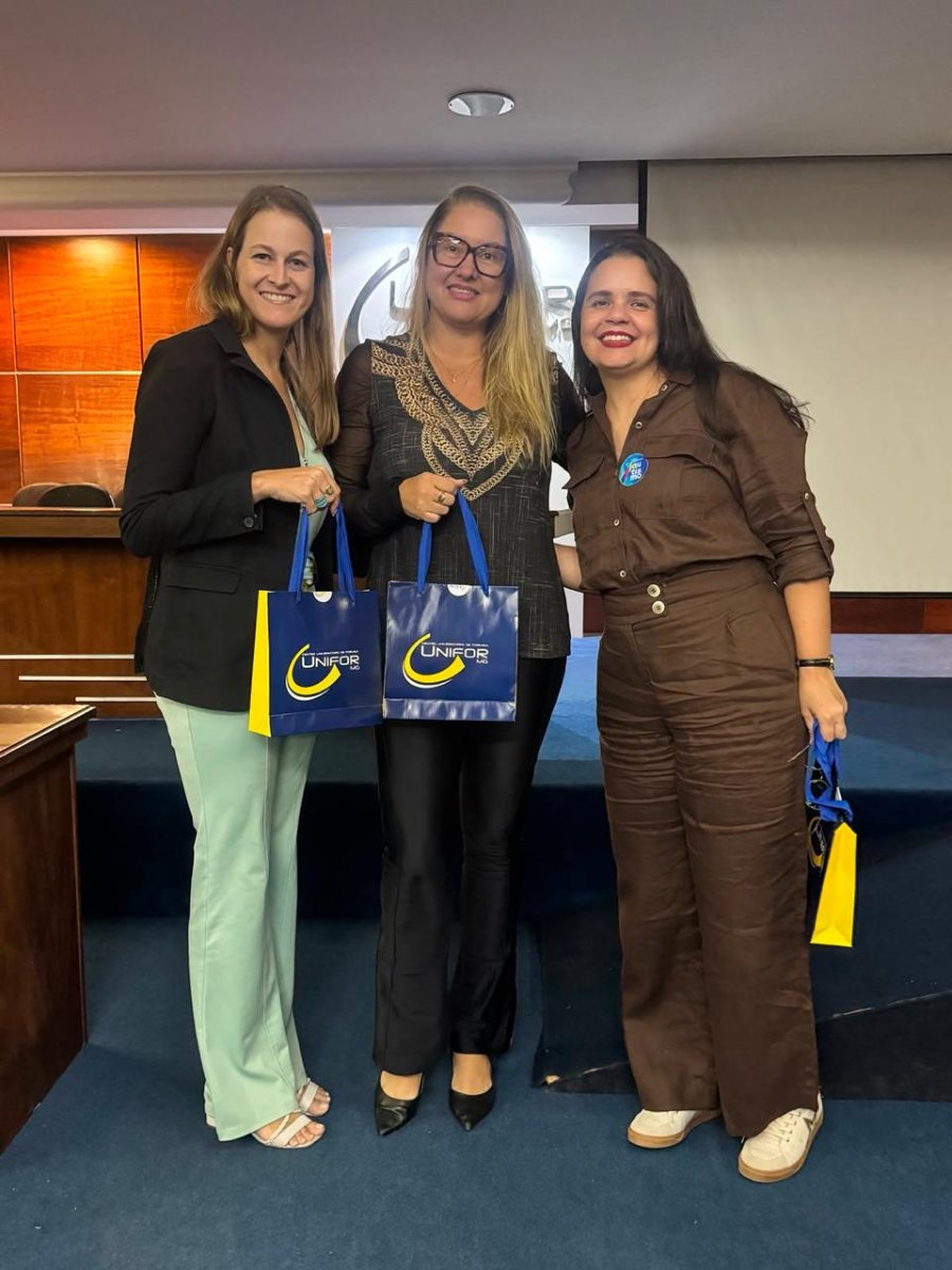 Lorena Lima recebendo homenagem da coordenação de Pedagogia da UNIFOR após a palestra.