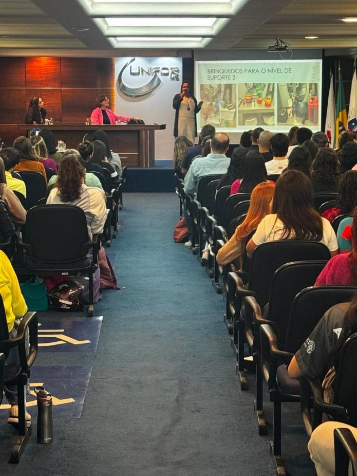 Auditório da UNIFOR lotado durante a palestra Diálogos Interdisciplinares sobre o Autismo.