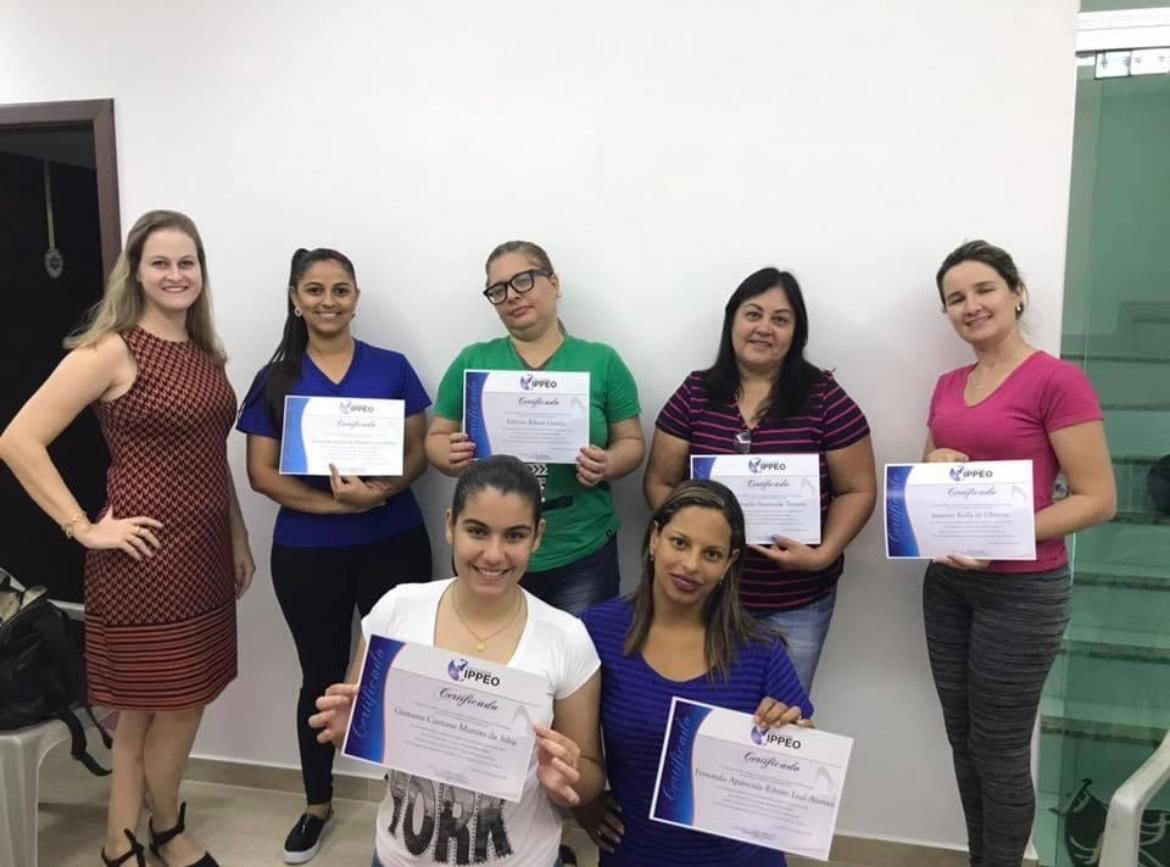 Participantes do curso sobre TEA exibindo os certificados ao lado de Lorena Lima.