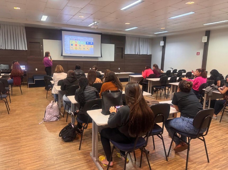 Profissionais da escola assistindo à formação sobre PDI em sala de aula.